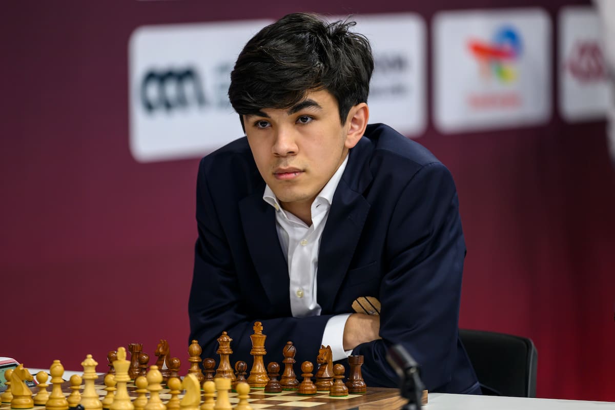Sindarov Javokhir, de Uzbekistán, se quedó con la primera vuelta del torneo de Candidatos