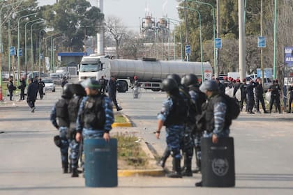 Se desplegó un fuerte operativo de seguridad en Ensenada para evitar otro choque entre los sectores de la intervención y los que responden al Pata Medina