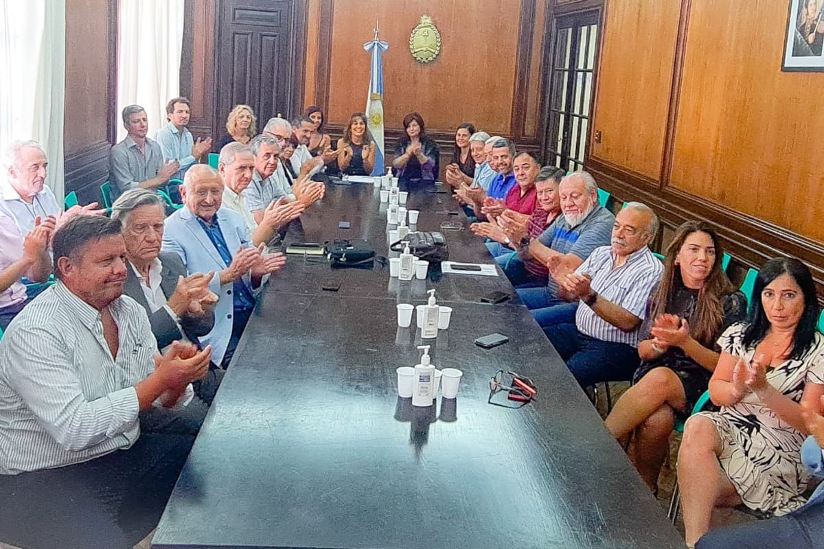 Sindicalistas de la UOM, representantes de las cámaras del sector y la ministra de Trabajo, Raquel "Kelly" Olmos, al anunciar el acuerdo salarial