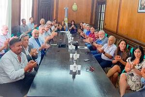 Sindicalistas de la UOM, representantes de las cámaras del sector y la ministra de Trabajo, Raquel "Kelly" Olmos, al anunciar el acuerdo salarial