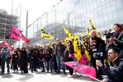 Sindicatos franceses fuera del tribunal de París al inicio del juicio de France Télécom en mayo