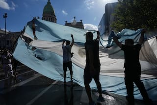 Sindicatos y opositores protestan en jornada en la que el Senado argentino trata la reforma laboral