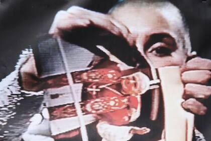Sinéad O’Connor rompió una foto del papa Juan Pablo II en directo por televisión - Getty imágenes