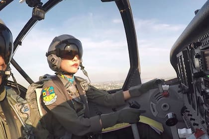 Sineenat, pilotando un avión