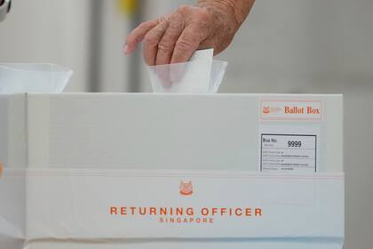 Singapur vota en elecciones en las que el partido gobernante busca ampliar su mayoría