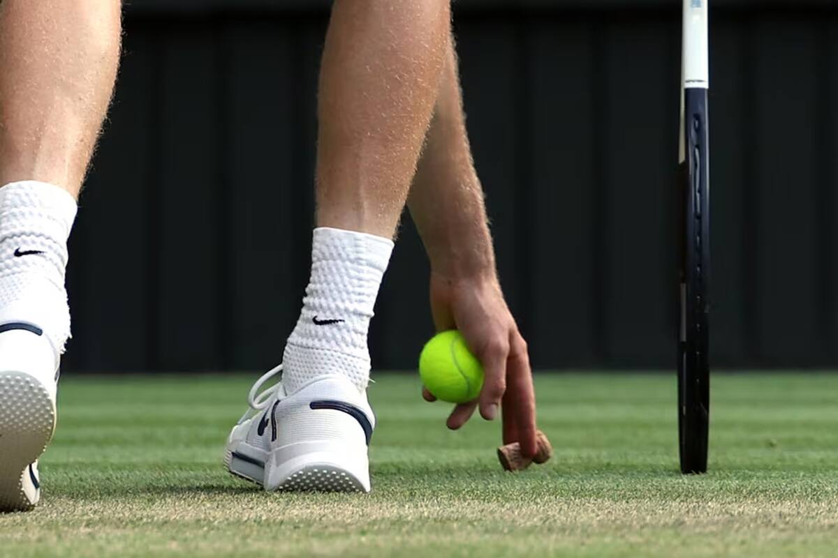 Sinner recoge el corcho que cayó sobre la pista en plena final de Wimbledon