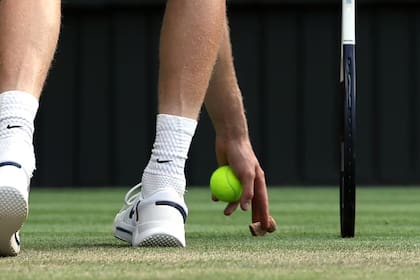 Sinner recoge el corcho que cayó sobre la pista en plena final de Wimbledon
