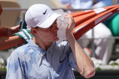 Sinner se aplica una bolsa de hielo en el rostro; el calor se hizo sentir en Roland Garros
