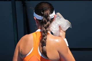 Sinner se sobrepone a calambres y calor para continuar su defensa del título en Australia