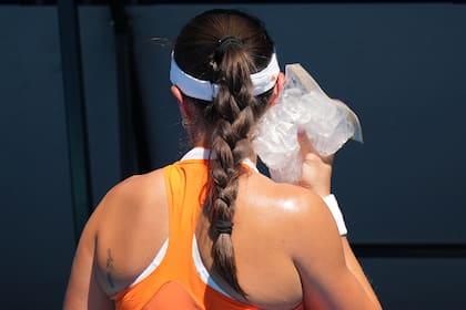 Sinner se sobrepone a calambres y calor para continuar su defensa del título en Australia