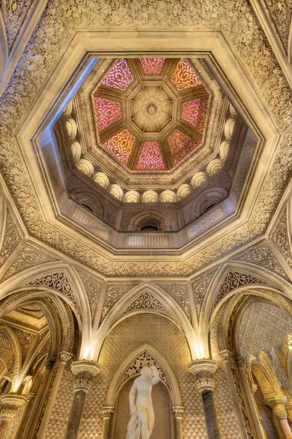Síntesis perfecta entre la estética morisca, la india y la gótica, el palacio data de la última década del siglo XVII.