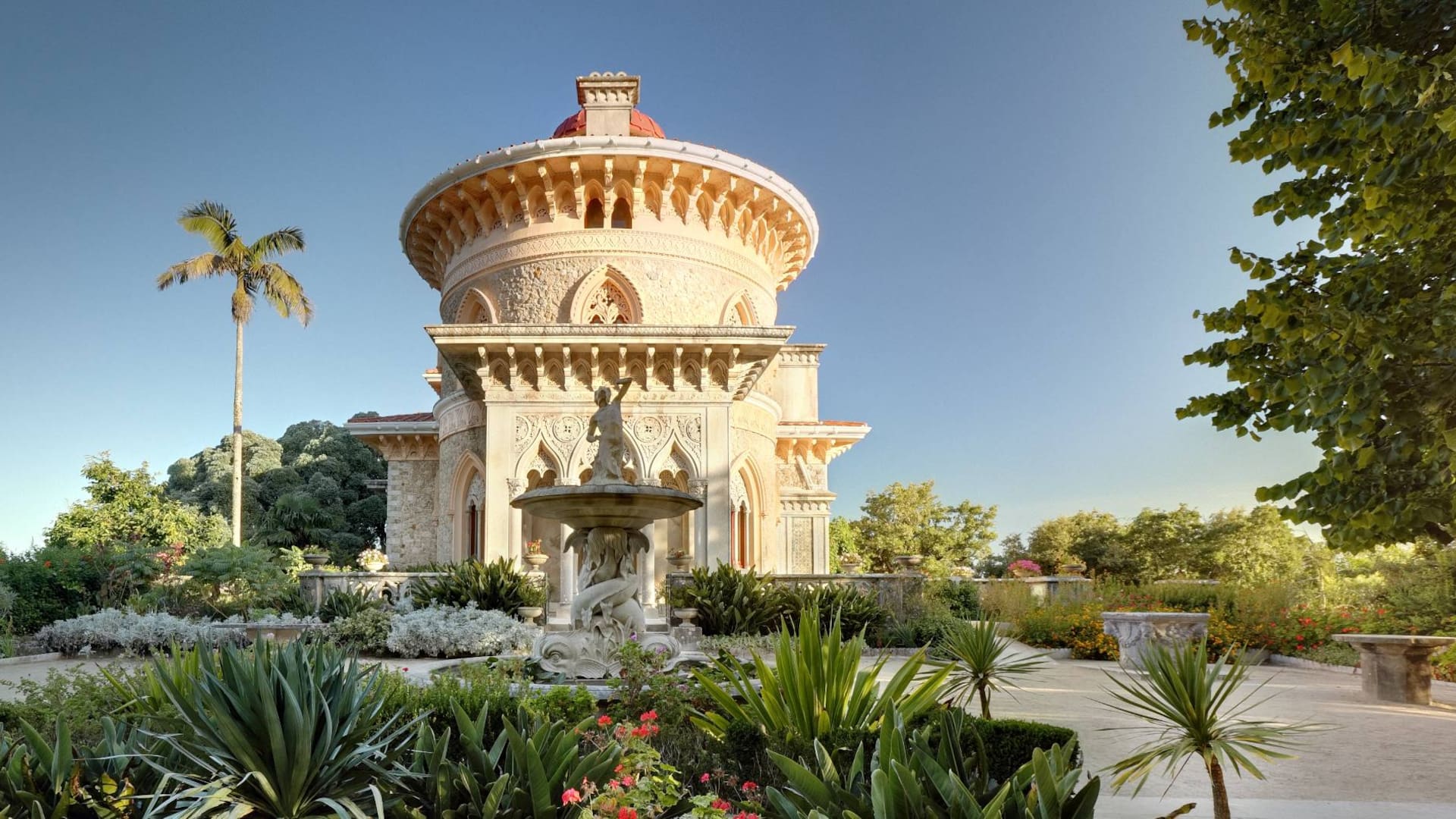 Síntesis perfecta entre la estética morisca, la india y la gótica, el palacio data de la última década del siglo XVII.