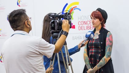 "Síntoma: Una Crónica Fotográfica sobre Trastorno Bipolar” consiste en una recopilación de fotografías que había realizado a lo largo de los años donde con sorpresa se encontró que muchos de los síntomas de la depresión y la hipomanía se veían reflejados en cada una de esas imágenes.