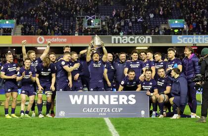 Sione Tuipulotu levanta la Copa Calcuta y celebra junto a sus compañeros tras la séptima victoria de Escocia sobre Inglaterra en los últimos nueve encuentros entre sí.
