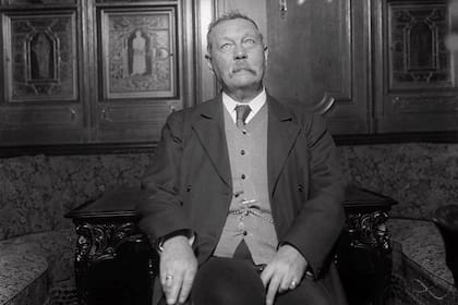 Sir Arthur Conan Doyle aparece en esta foto de archivo de 1922. Una mansión escocesa del siglo XVIII
