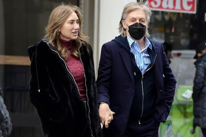 Sir Paul McCartney con su esposa Nancy Shevell, en una salida a un restaurante vegano en Notting Hill en Londres