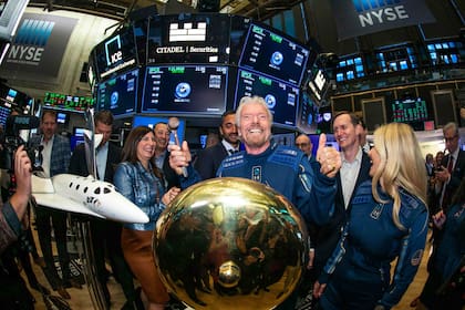 Sir Richard Branson toca la campana de apertura en la Bolsa de Valores de Nueva York, el 28 de octubre de 2019