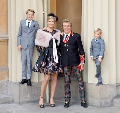 Sir Rod Stewart junto a Penny Lancaster y sus hijos Alastair y Aiden