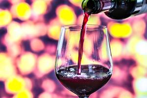 Sirviendo vino en una copa