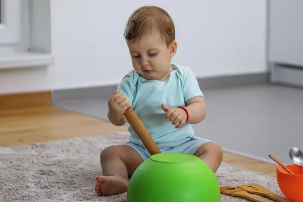 Sitiar los materiales en un espacio delimitado, como una alfombra comunica al niño que ese es su lugar de exploración autónoma mientras el adulto está ocupado