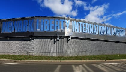 Situado a solo 19 km de Manhattan, el Aeropuerto Internacional Newark Liberty (EWR) emerge como la opción más viable para vuelos internacionales de larga distancia