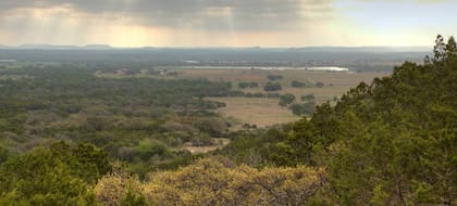 Situado a unas 75 millas (120 km) al oeste de Dallas-Fort Worth, el parque se posiciona como un refugio natural accesible para los residentes de una de las áreas metropolitanas de mayor crecimiento