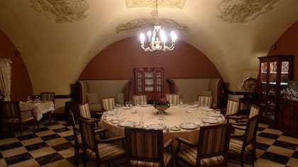 Situado al otro lado del río, frente al Palacio de Invierno, en la isla Vasilievsky, The Old Customs House se posicionó como uno de los restaurantes más reconocidos de la ciudad