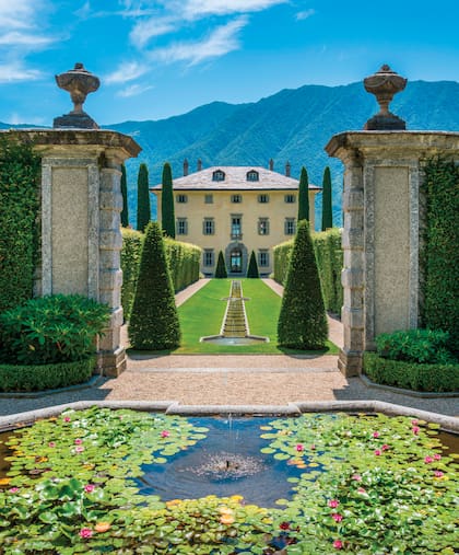 Situado en la orilla occidental del lago, Villa Balbiano es un palacete del siglo XVI, a 40 minutos en auto de Milán y tiene capacidad para hospedar a veinticuatro personas. En su edificio principal hay seis suites, y el resto de las habitaciones se dividen en dos apartamentos contiguos, “Villino” (o casa de invitados) y “La Dependencia”.