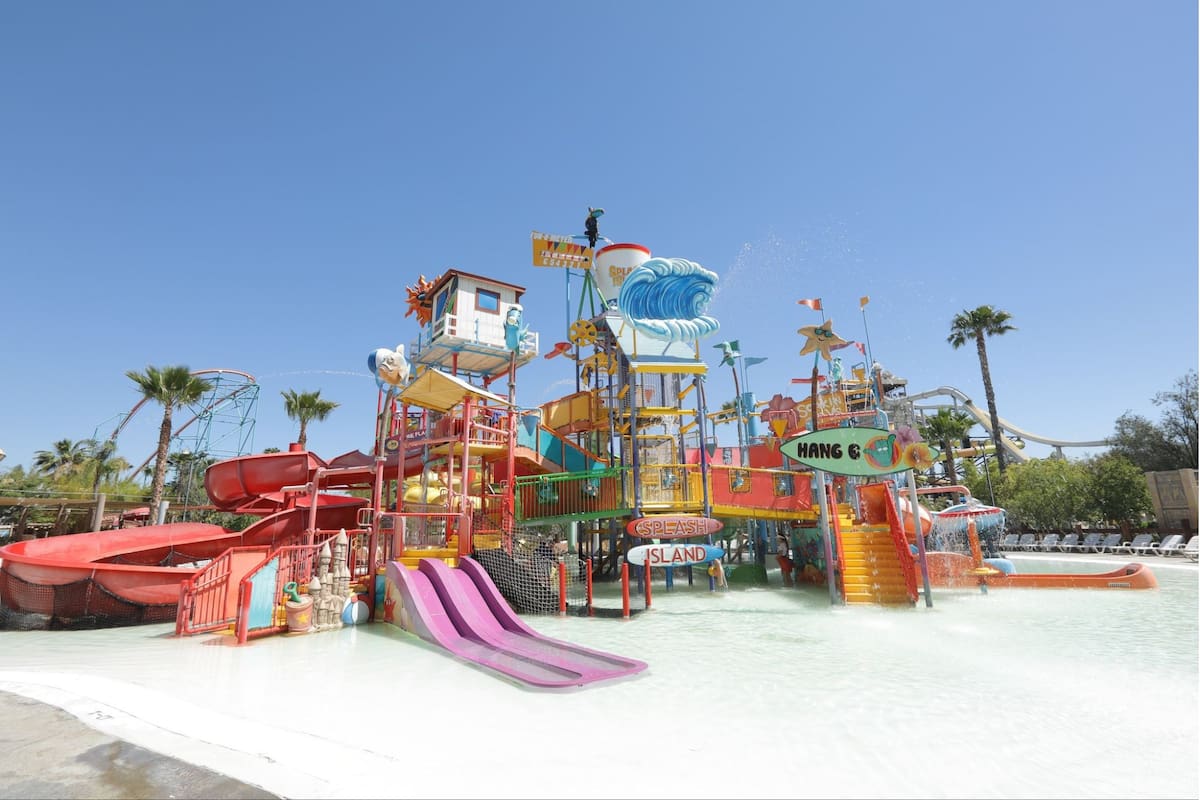 Six Flags anunció el cierre de tres parques en los últimos meses (Facebook / @SixFlagsHurricaneHarbor)