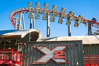 Cerraron la montaña rusa X2 del parque Six Flags de California tras denuncias por lesiones cerebrales
