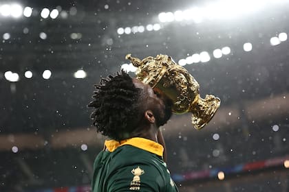 Siya Kolisi besa el trofeo Webb Ellis, tras la consagración de Sudáfrica en el Mundial de Rugby Francia 2023