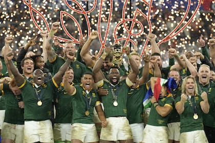 Siya Kolisi, el capitán sudafricano, levanta el trofeo y los Springboks celebran su cuarto título mundial