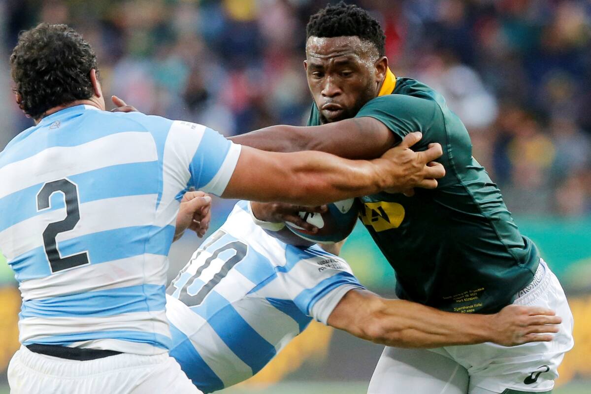 Siya Kolisi, en acción contra Agustín Creevy y Nico Sánchez, de los Pumas
