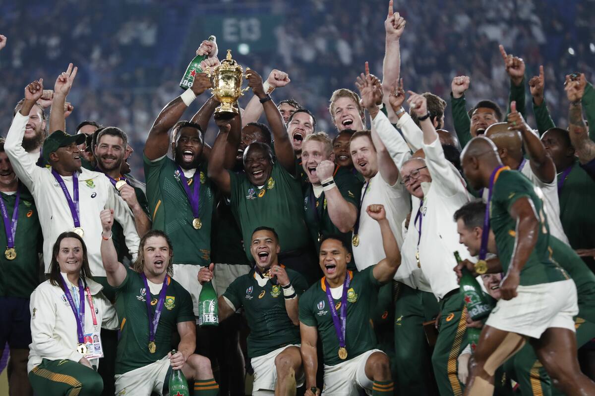 Siya Kolisi levanta la copa con Cyril Ramaphosa, presidente de Sudáfrica: un momento único