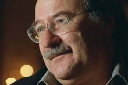 Skármeta: escritor, diplomático y conductor de TV