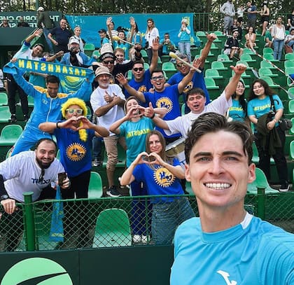 Skatov con fanáticos de Kazajistán; el tenista nació en ese país, pero vivió muchos años en Rusia y luego en España.