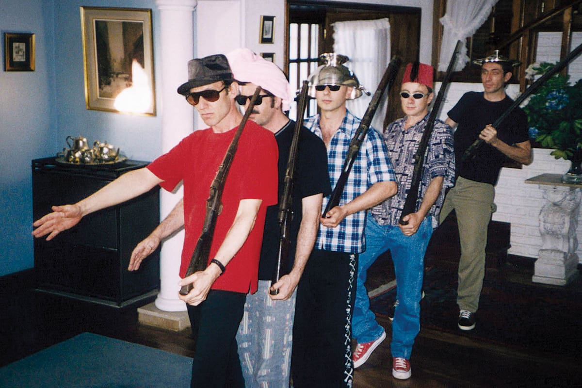 Skay, Semilla Bucciarelli, Indio Solari, Sergio Dawi y Walter Sidotti, desfilando con humor en épocas de Momo sampler