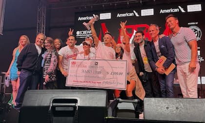Skinny Louie recibió un cheque de US$2500 tras ser elegidos como la mejor hamburguesa, según el jurado