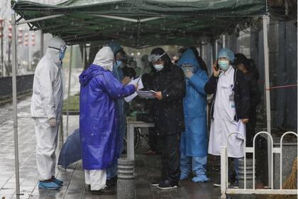 La actual campaña consiste en confiarle la prevención de la epidemia a una versión extrema de la vigilancia vecinal