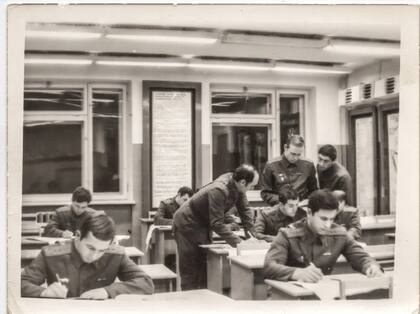 Skripal, abajo a la izquierda, en una academia militar soviética en 1975