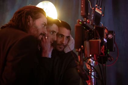 Asier Etxeandia, Enric Auquer y Miguel Ángel Silvestre en el set de Sky rojo