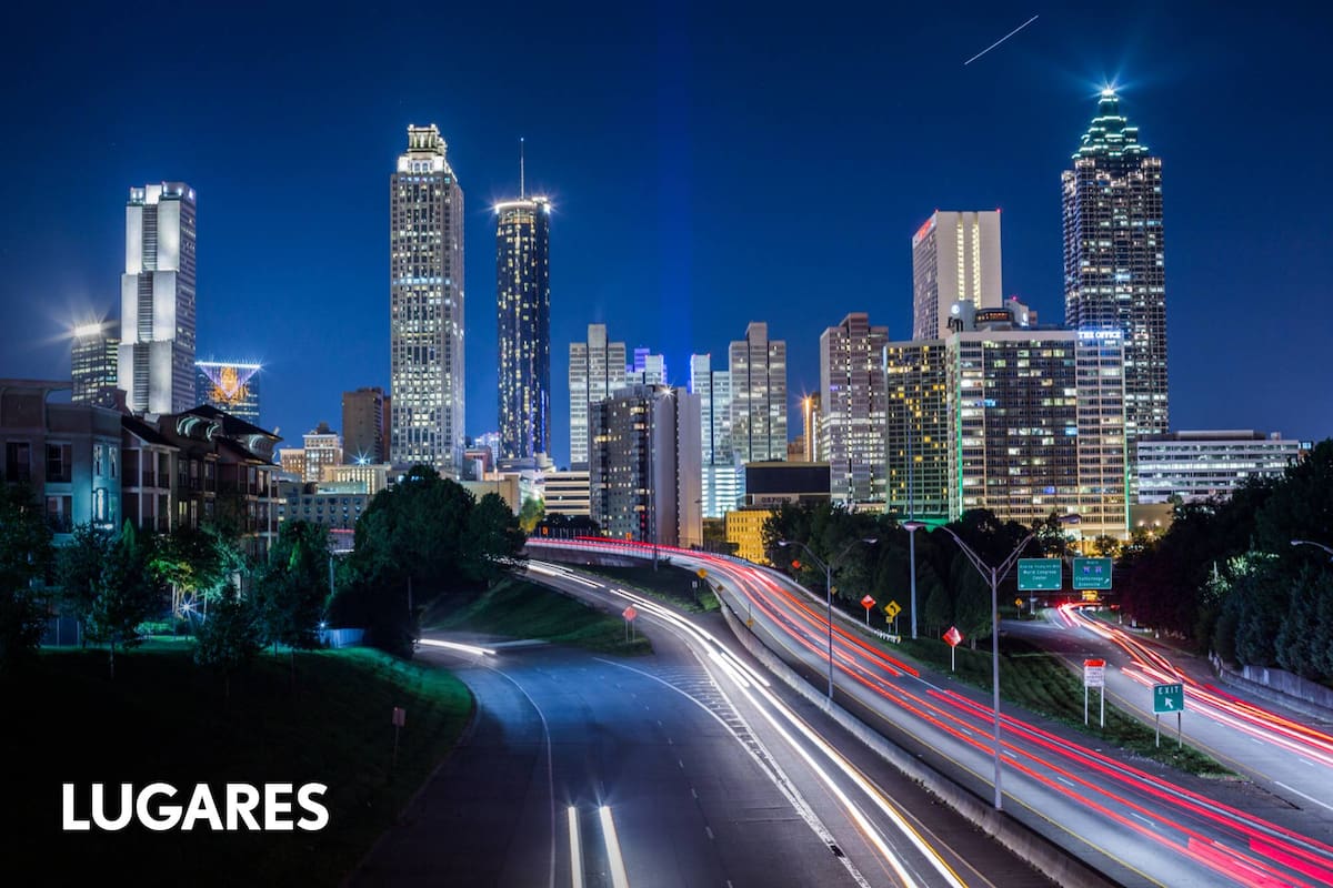 Rueda de la Fortuna, de 60 metros de altura, en pleno downtown, frente al Centennial Olympic Park.