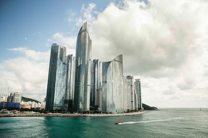 Skyline de Busan visto desde el mar.