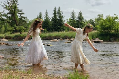 Skywalker Hughes como Mary Ingalls y Alice Halsey como Laura Ingalls