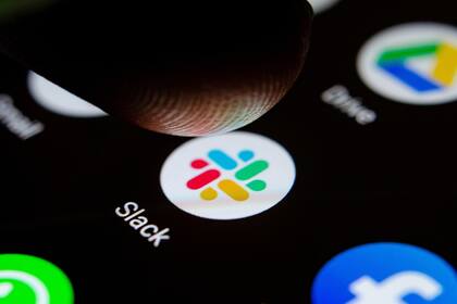Slack confirmó que usa los mensajes de los usuarios para entrenar los modelos de aprendizaje automático no generativos, algo que hace por defecto, ya que obliga a los administradores a solicitar a través de un correo electrónico la desactivación de esta opción