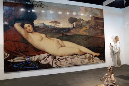 Sleeping Venus (After Giorgione), obra reciente de Ai Weiwei realizada con legos, entre las que se ofrecen en la feria