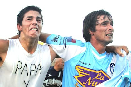 Slezack (derecha) tiene 35 años y festejó cuatro ascensos con la camiseta que ama, la única que vistió en desde su debut en la primera, en 2001.