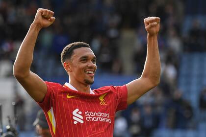 Slot pide a hinchas de Liverpool no abuchear a Alexander-Arnold cuando Liverpool reciba a Arsenal