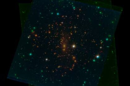 SMACS 0723 es un cúmulo de galaxias masivos que magnifican la luz en primer plano y la distorsionan para los objetos detrás de ellos, que permitirá obtener una visión de campo profundo de galaxias extremadamente distantes y de aquellas débiles. Mañana veremos que ha visto en esta fabulosa región del espacio James Webb