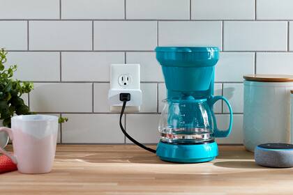 Smart Plug es un enchufe cuya corriente se puede activar o cortar a distancia desde la aplicación de Amazon o con una orden de voz a un parlante Echo